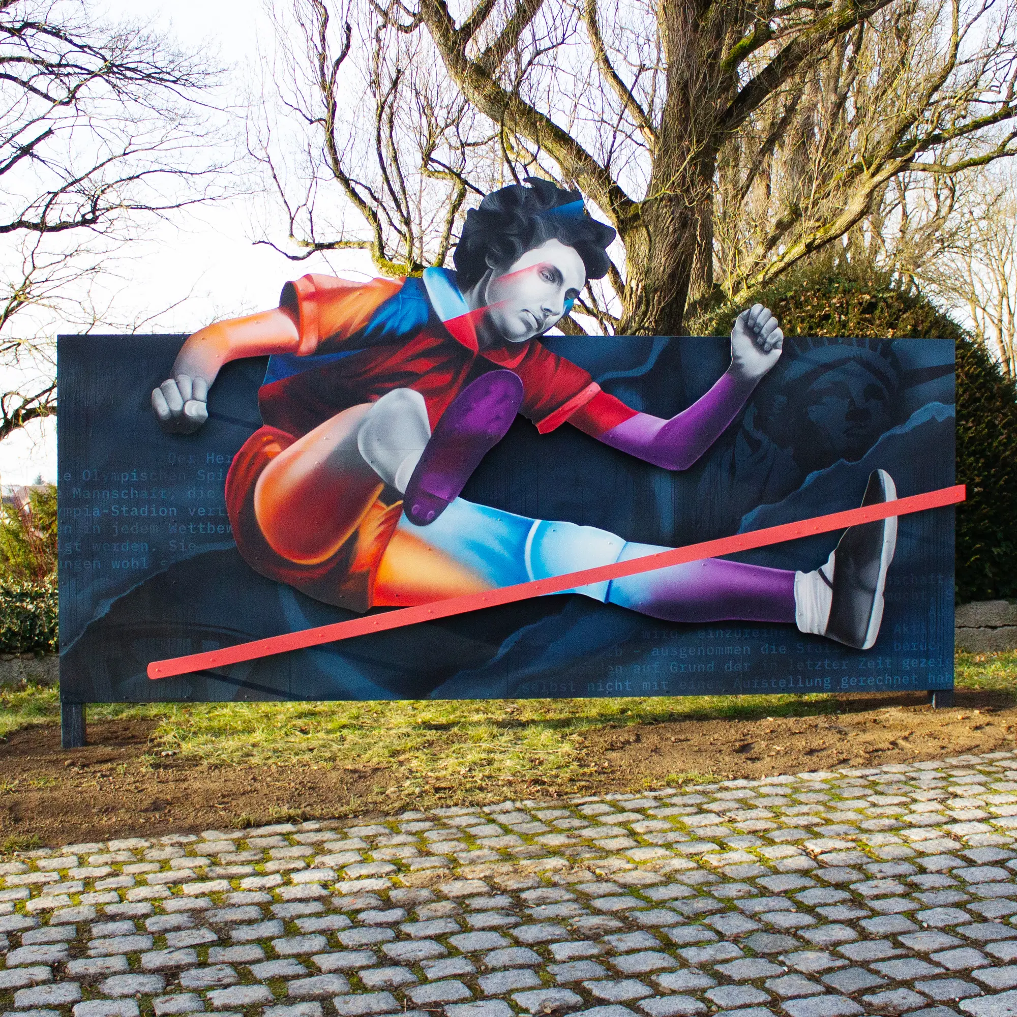 Graffiti im Außenbereich zeigt eine springende Person über eine rote Stange, gestaltet in kräftigen Farben und modernen Formen.